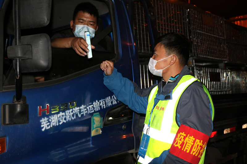 新一輪疫情發(fā)生后，安徽路橋迅速行動(dòng)，組織全體職工和勞務(wù)工人進(jìn)行全員核算檢測，筑牢疫情防控第一道防線。此外，還積極投身屬地疫情防控，踐行國企擔(dān)當(dāng)。
